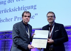 Priv.-Doz. Dr. Dr. Christian Kirschneck vom Universitätsklinikum Regensburg (re.) erhielt die Auszeichnung von DGZMK-Präsident Prof. Dr. Michael Walter DGZMK/Michelle Spillner