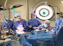 Der Herzchirurg und Forscher Dr. Philippe Grieshaber (ganz rechts) und sein OP-Team während einer aortokoronaren Bypass-Operation eines Patienten mit koronarer Herzerkrankung.  Foto: P. Grieshaber/UKGM