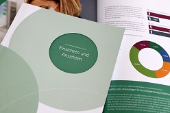 Der Jahresbericht ist voll mit Zahlen, Daten und Hintergründen zur Arbeit des nephrolgischen Gesamtversorgers KfH Kuratorium für Dialyse und Nierentransplantation mit seinen bundesweit über 200 KfH-Zentren.
