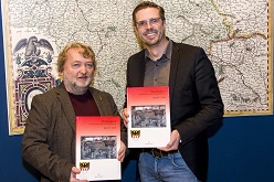 Dr. Kai Thomas Platz, Stadtarchäologe, und Andree Haack, Dezernent für Wirtschaft, stellen den neuen Band vor (Fotocredits: Uwe Köppen / Stadt Duisburg).