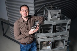 Ingenieur Marco Schott, der als Doktorand im Team von Professor Andreas Schütze an der Wasserstoff-Messzelle arbeitet, zeigt den Hochdruck-Prüfstand, der auf der Hannover Messe zu sehen sein wird.  Foto: Oliver Dietze