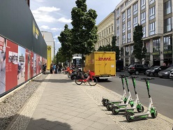 E-Tretroller in der Nähe des Checkpoint Charlie