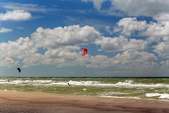  	 Ein Kite-Surfer nutzt den Land-See-Wind. Quelle: WetterOnline