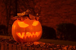 Ein ausgehöhlter leuchtender Kürbis gehört zum Halloween-Spaß dazu. Quelle: WetterOnline