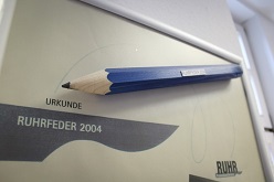 Eine besondere Auszeichnung für das Polizeipräsidium Bochum: 2004 wurde der Pressestelle auf der Ruhrpressekonferenz die Ruhrfeder verliehen. (Bild: Polizeipräsidium Bochum)