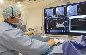 Prof. Dr. Philipp Sommer, Direktor der Klinik für Elektrophysiologie und Rhythmologie, an seinem neuen Arbeitsplatz im Herzkatheterlabor (HKL) Nummer Sechs (Foto: Armin Kühn).