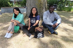 Drei internationale Studierende, die im Jahr 2019 am ISP an der Evangelischen Hochschule teilnahmen. (Foto vor Corona)  Julia Gottschick  Evangelische Hochschule RWL