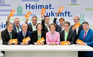 Gruppenfoto mit Ministerin Ina Scharrenbach und Vertreterinnen und Vertretern der Kommunen. Foto: Frank Vinken
