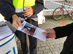 In einem Gespräch - Übergabe des Flyers