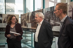 Rundgang durch das Kultur- und Stadthistorische Museum: (v.l.:) Frau Dr. Susanne Sommer, Staatssekretär Klaus Kaiser, Dr. Andreas Pilger in der stadtgeschichtlichen Abteilung zur Geschichte des Nationalsozialismus