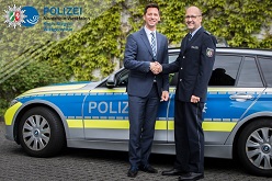 Landrat Andreas Müller links, begrüßt den neuen Abteilungsleiter Polizei Thomas Gutsfeld