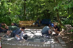 Lidl Mitarbeiter lassen Stadtteilgarten in neuem Glanz erstrahlen