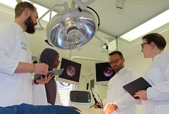 Im Simulations-Operationssaal entwickeln Studentinnen und Studenten ein Navigationssystem für den Operateur. TH Mittelhessen/Armin Eikenberg