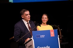 Romani Rose und Isabel Raabe (im Hintergrund) bei der Preisverleihung am 29. Oktober 2019 in Paris. © Felix Q Media / Europa Nostra 