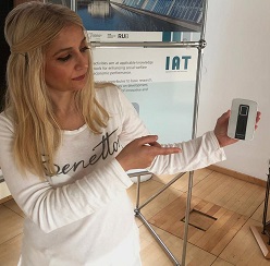 Dr. Songül Secer zeigt ein Tele-EKG-Gerät, wie es im Projekt „smartreha