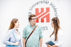 Die Universität Hildesheim bildet Expertinnen und Experten für „Barrierefreie Kommunikation“ aus, Studierende erlernen zum Beispiel die Gebärdensprache, diese Gebärde bedeutet „Barriere“.  Foto: Isa Lange/Uni Hildesheim