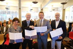 Unterzeichneten in Groningen den neuen Kooperationsvertrag (v.l.): Prof. Marian Joëls, Prof. Dr. Dr. Hans Michael Piper, Prof. Jouke de Vries und Prof. Dr. Hans Gerd Nothwang  Universität Oldenburg
