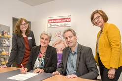 v.l.n.r.: Beratungsstellenleiterin Paulina Wleklinski, Dr. Iris van Eik, Mitglied der Geschäftsleitung der Verbraucherzentrale NRW, Dr. Ralf Krumpholz, Beigeordneter für Integration, Sport und Gesundheit, Verbraucherschutz und Feuerwehr sowie Regionalleiterin Susanne Voss