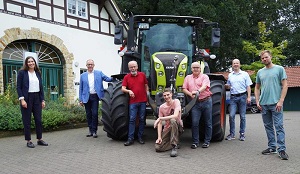 Auf dem Gelände des landwirtschaftlichen Versuchsbetriebs Waldhof fand die offizielle Traktorübergabe statt.