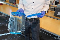 Aus dem 3D-Drucker am Institut für Materials Resource Management: Ein Vollgesichtsschutz entfaltet in manchen Situationen eine bessere Schutzwirkung als eine einfache Schutzbrille.  Universität Augsburg