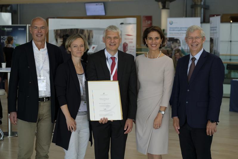 Gruppenbild: Preisträger PD Dr. Sommerburg (Mitte) mit Vorsitzendem der Stiftung Kindergesundheit Prof. Dr. Koletzko (rechts) Foto: DGKJ\Hauss