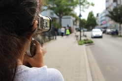 Zusammen mit den Polizeibeamten durften die Schülerinnen und Schüler der Grundschule Kunterbunt auch mal selbst an die Laserpistole. (Foto: Polizeipräsidium Bochum)