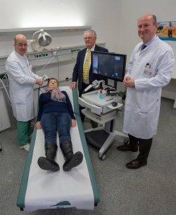 Oberarzt Dr. Jörg Laske (v.l.n.r.), Jürgen Preiss-Daimler und Klinikdirektor Stefan Beissert, mit dem 