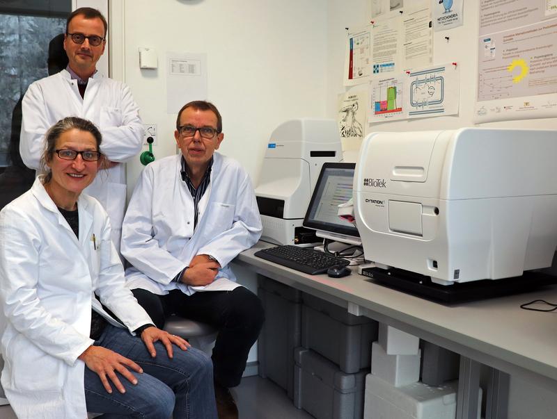 Mit der Anschaffung von „Seahorse“ kann das Wissenschaftlerteam um Prof. Dr. Jörg Bergemann (rechts) seine Forschung im Bereich der mitochondrialen Medizin voranbringen. „Gerade mit Blick  Hochschule Albstadt-Sigmaringen
