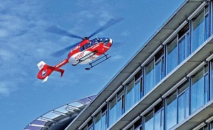 Der am Dresdner Flughafen stationierte Hubschrauber der Deutschen Rettungsflugwacht (DRF) fliegt regelmäßig Patienten zur Notfallbehandlung ins Dresdner Uniklinikum. Der Landeplatz befindet sich auf dem Dach von Haus 59.  Thomas Albrecht  Foto (M): Universitätsklinikum Carl Gustav Carus Dresden