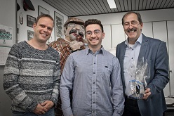 Lob vom Kripo-Chef: Sergiy (m.) wird für sein hohes Maß an Zivilcourage von LKD Andreas Dickel (r., Leiter der Kriminalpolizei) und Sachbearbeiter KOK Patrick Gehring geehrt.