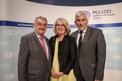 Feierliche Amtsübergabe: Bochums neuer Polizeipräsident Jörg Lukat (r.) zusammen mit Vorgängerin Kerstin Wittmeier und Innenminister Herbert Reul.