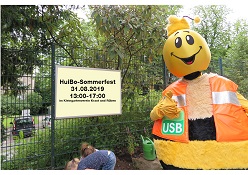 Die Hummel HuiBo wird natürlich auch vor Ort sein und fleißig die kleinen Naturforscher unterstützen.