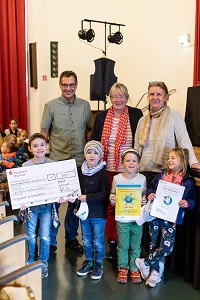 „Die Kinder der Pastor Viertmann Kita – hier mit ihrer Leiterin Frau Scheluga – waren zum ersten Mal mit dabei und freuten sich über die Prämie, die sie erhielten.“