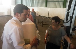 Thomas Eiskirch und Sozialdezernentin Britta Anger halfen am Dienstag, 2. Juli, beim Verladen der letzten Fuhre