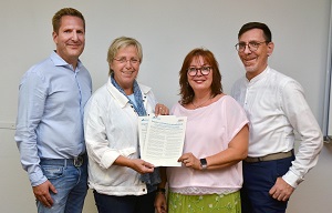  (v.l.n.r.) Arne Kayser (Aidshilfe Bochum), Bürgermeisterin Astrid Platzmann-Scholten, Susanne Köllner (Personalamt) und Ulf-Arne Kristal (Deutsche Aidshilfe).