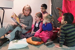 Vorlesepatin mit Kindern