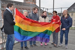 von links nach rechts: Oberbürgermeister Thomas Eiskirch, Kateryna Shylova, Patrick Dörr und Alva Träbert („Rosa Strippe“), Corinna Leenen (Referat für Gleichstellung, Familie und Inklusion) und Ahmend Mohamed.