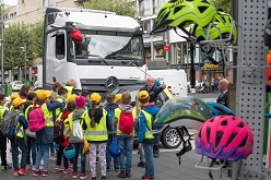 Viertklässler üben richtiges Verhalten auf der „Verkehrssicherheitsmeile“