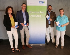 v.l.n.r. Leyla Özmal (Interkulturbeauftragte im Dezernat für Familie, Bildung und Kultur, Arbeit und Soziales), Dr. Andreas Pilger (Leiter des Stadtarchivs Duisburg), Dr. Mark Steinert, Monika Marner (beide LVR-Archivberatungs- und Fortbildungszentrum)