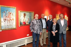 Juryvorsitzender Bernd Jußenhoven, Volkshochschuldirektor Volker Heckner, Klaus Klönne, Vertreter von Ingeborg Roeder, Dr. Claudia Kleinert, Leiterin des Fachbereichs Kulturelle Bildung an der VHS Duisburg, und Jurymitglied Karlheinz Meuthen stellten die Ausstellung vor.
