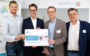 v.l. Nico Faust (Stadt Duisburg), Hendrik Wüst (Verkehrsminister NRW), Sebastian Beck (Stadt Duisburg), Michael Zyweck (Koordinierungsstelle Mobilitätsmanagement Rhein-Ruhr) Quelle: VM/Mark Keppler