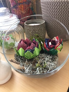 Florale Gebilde aus Papier und Plastik