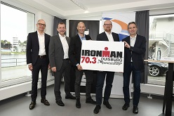 Präsentation des Ironman 70.3-Logos (v. l.) Dr. Burkhard Schmidt, Präsident Nordrhein-Westfälischer Triathlon-Verband, Jürgen Dietz, Betriebsleiter DuisburgSport, Mike Matthias, Senior Race Director IRONMAN Germany GmbH, Oberbürgermeister Sören Link und Sportdezernent Dr. Ralf Krumpholz.