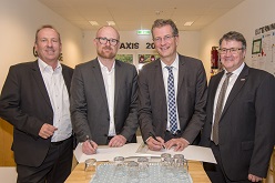 Unterzeichnung des Kooperationsvertrages v.l.n.r. Carsten Tum, Geschäftsführer der EG DU, Oberbürgermeister Sören Link, Dr. Ralf Brauksiepe, Geschäftsführer der Vivawest Wohnen GmbH, und Uwe Goemann, Geschäftsführer der Viwawest Stiftung.