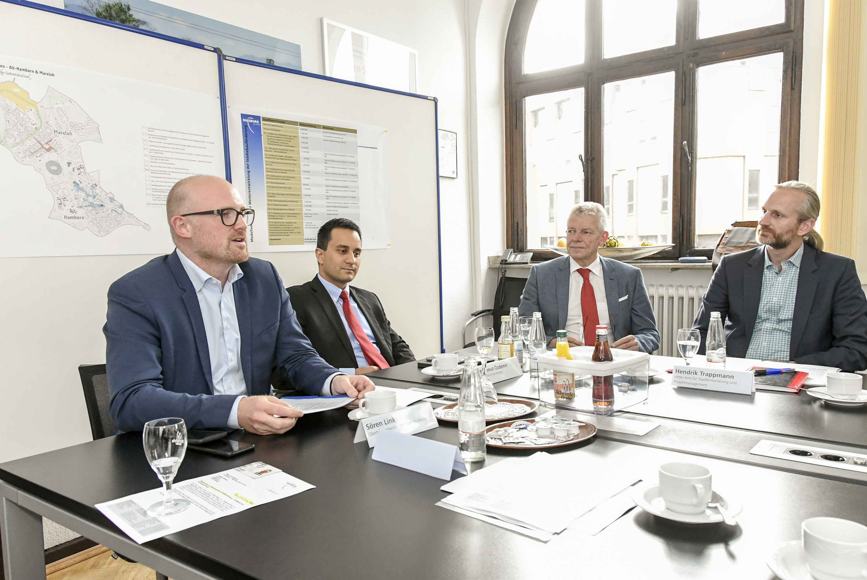 (v. l.) OB Sören Link, MdB Mahmut Özdemir, Stadtentwicklungsdezernent Martin Linne und Hendrik Trappmann, Leiter des Amtes für Stadtentwicklung und Projektmanagement.