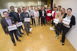 Foto der Teilnehmer und der Gastgeber: mittig links Kerstin Wittmeier, Dezernentin für Personal, Organisation und bezirkliche Angelegenheiten, mittig rechts, Martin Murrack, Stadtdirektor und Digitalisierungsdezernent
