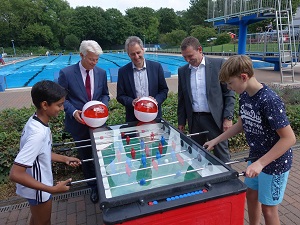 v..l.n.r.: Dr. Joachim Bonn, Vorstandsvorsitzender Sparkasse Duisburg, Dr. Ralf Krumpholz, Sportdezernent Stadt Duisburg und Jürgen Dietz, Betriebsleiter DuisburgSport, Foto Henry Lehmann/DuisburgSport