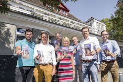 v.l.n.r.: Christian Fuhrmeister vom Gesundheitszentrum Meiderich Bahnhof, Eric Nellen, Eigentümer des Baudenkmals ehemaliger Bahnhof Meiderich, Andreas Benedict vom Lehmbruck Museum, Petra Kastner von der Unteren Denkmalbehörde, Jürgen Müller vom Amt für Stadtentwicklung und Projektmanagement, Andree Haack, Dezernent für Wirtschaft und Strukturentwicklung sowie Dr. Matthias Herm vom Landesarchiv NRW stellten vor dem ehemaligen Bahnhof Meiderich das umfangreiche Programm zum Tag des offenen Denkmals® vor.