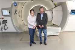 Prof. Mechthild Krause, Co-Direktorin der Universitäts ProtonenTherapie Dresden (UPTD) und Patient Kay Hofstetter am hochmodernen Behandlungsplatz der Dresdner Protonentherapie. Foto: Uniklinkum Dresden / Marc Eisele