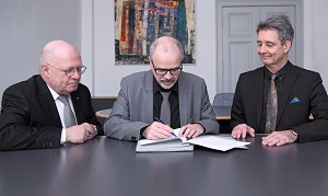 v.l.n.r: Prof. Schaller, Prof. Dr. Michael Gekle, Dr. Carsten Hünecke  Fotostelle UKH